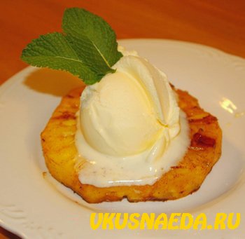 Десерт мороженое с ананасами