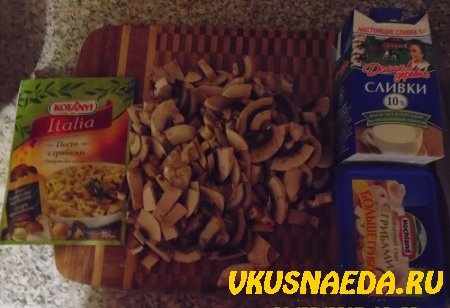 Паста с соусом песто с грибами и креветками