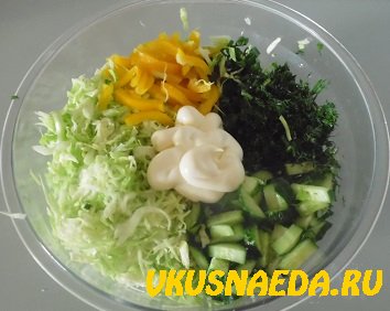 Салат из свежей капусты, огурцов и зелени