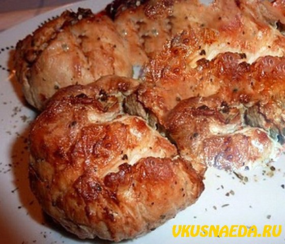 Куриные бомбочки с грибами в духовке