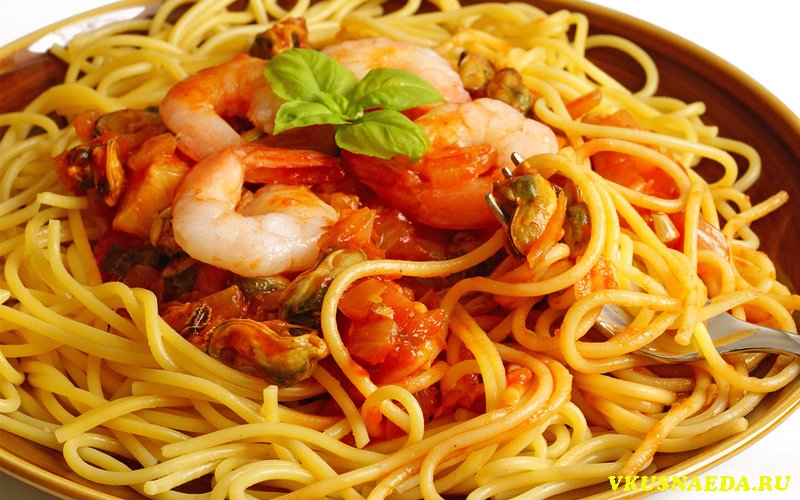 Паста с морепродуктами и томатами