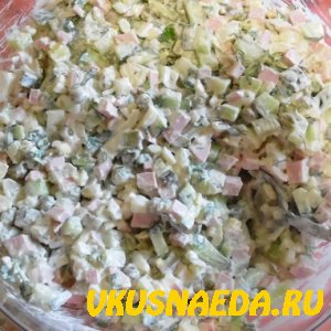 Оливье с колбасой и свежими огурцами