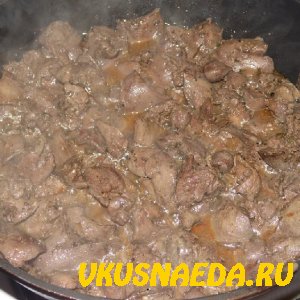 Куриная печень жареная с луком и томатом