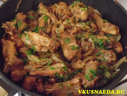 Вкуснячие жареные свиные рёбрышки с луком
