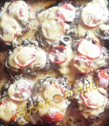 Свиные отбивные в духовке с сыром и помидорами
