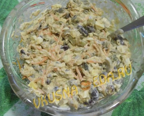 Салат с фасолью, грибами, куриной грудкой и корейской морковью