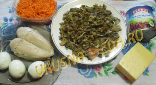 Салат с фасолью, грибами, куриной грудкой и корейской морковью