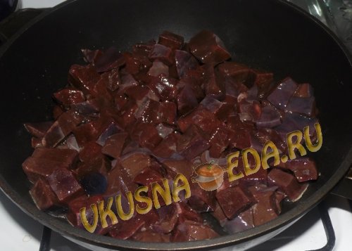 Печенка говяжья с томатом сметаной луком и морковью