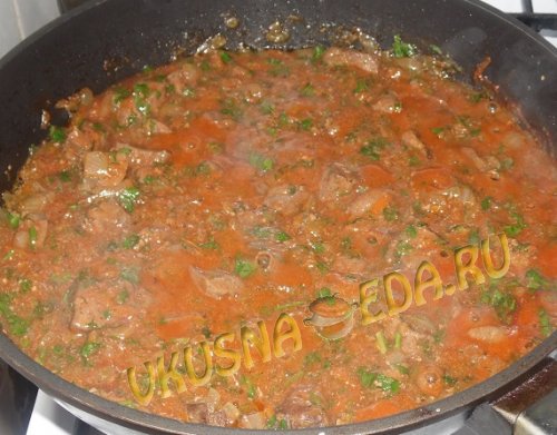 Печенка говяжья с томатом сметаной луком и морковью