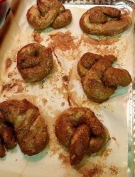 Жена учится печь булочки