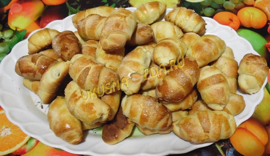 Рогалики из дрожжевого теста с яблоками